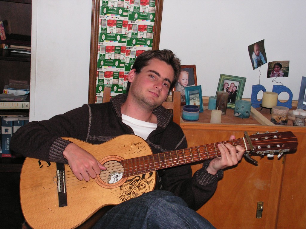 Tocando la guitarra